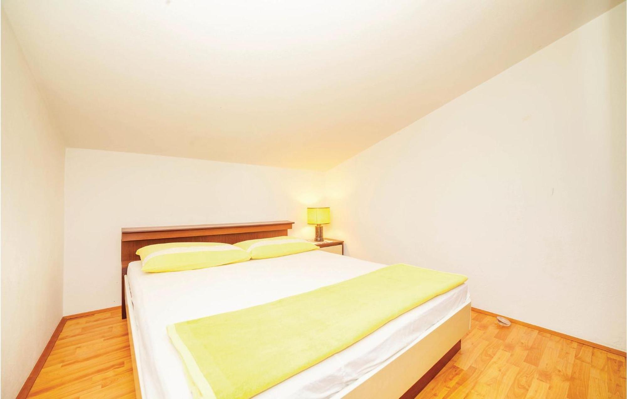 2 Bedroom Amazing Apartment In ซริกเวนิซา ภายนอก รูปภาพ