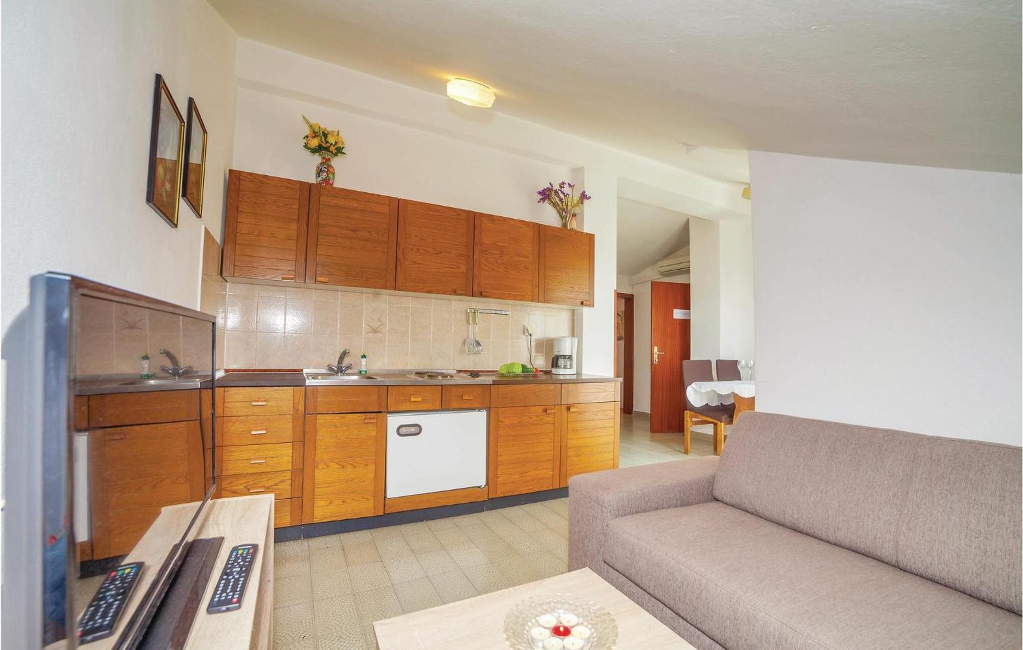 2 Bedroom Amazing Apartment In ซริกเวนิซา ภายนอก รูปภาพ