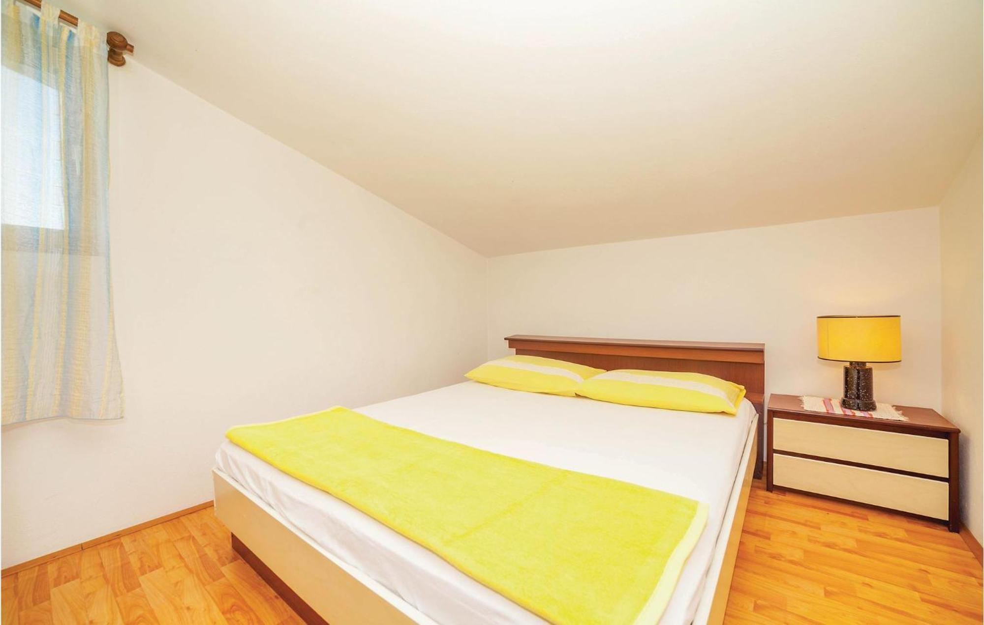 2 Bedroom Amazing Apartment In ซริกเวนิซา ภายนอก รูปภาพ