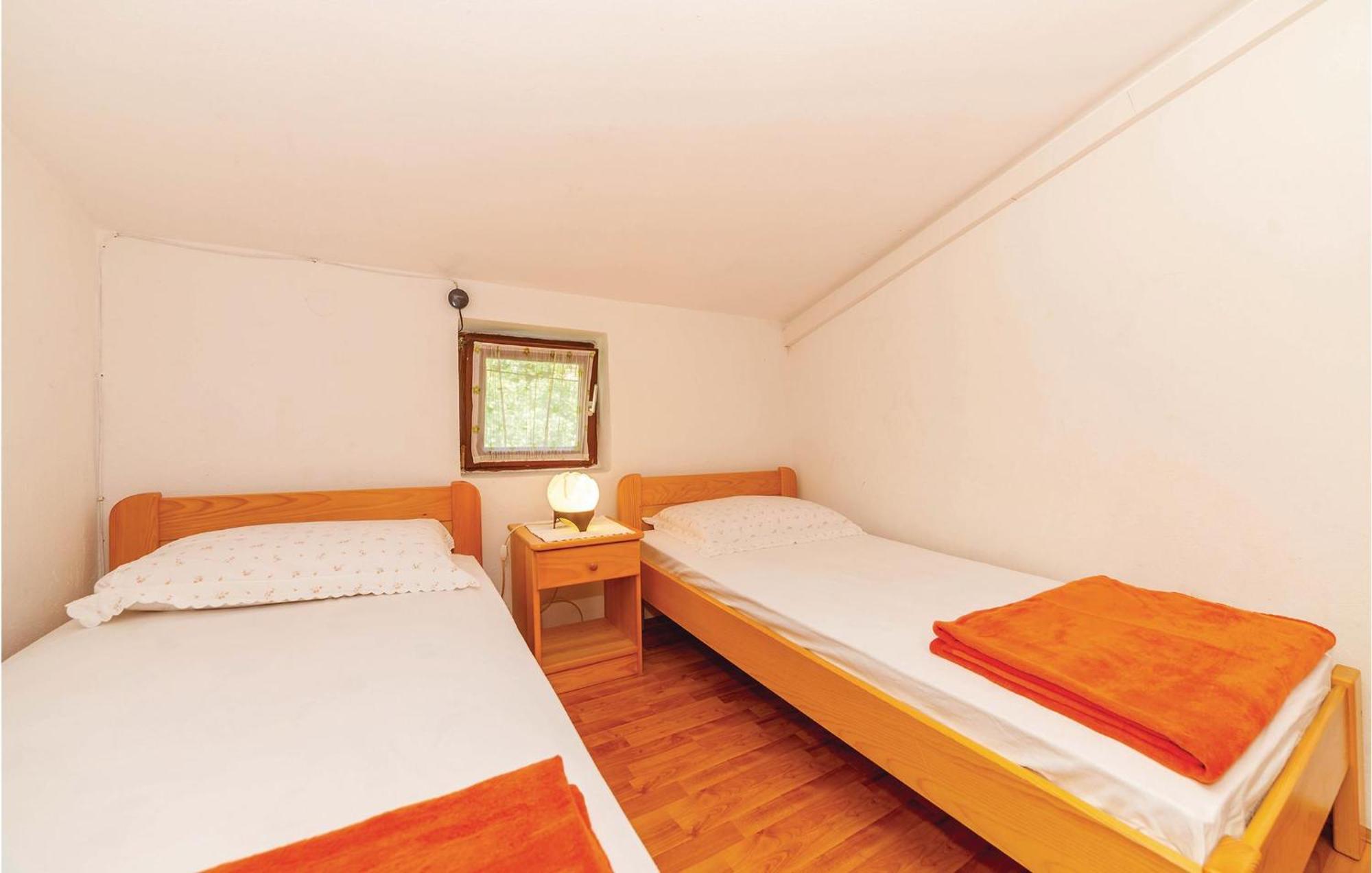 2 Bedroom Amazing Apartment In ซริกเวนิซา ภายนอก รูปภาพ