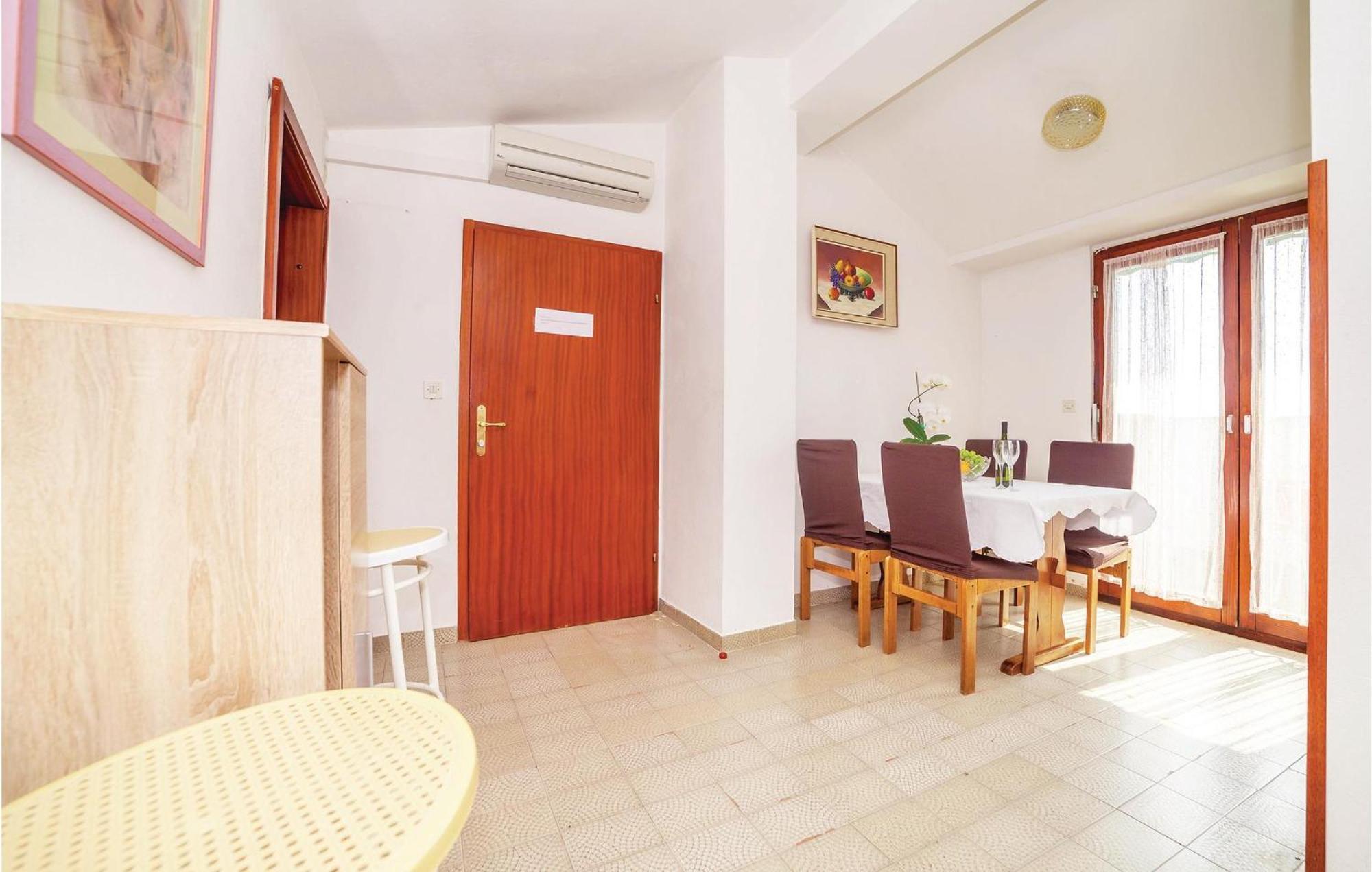 2 Bedroom Amazing Apartment In ซริกเวนิซา ภายนอก รูปภาพ